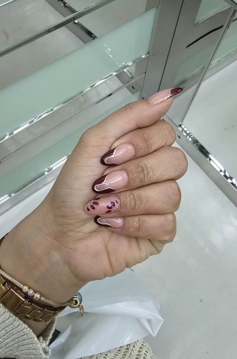 Badem tırnak, bordo dalga french ve çiçek deseni (Günay Beauty Center, Pursaklar)