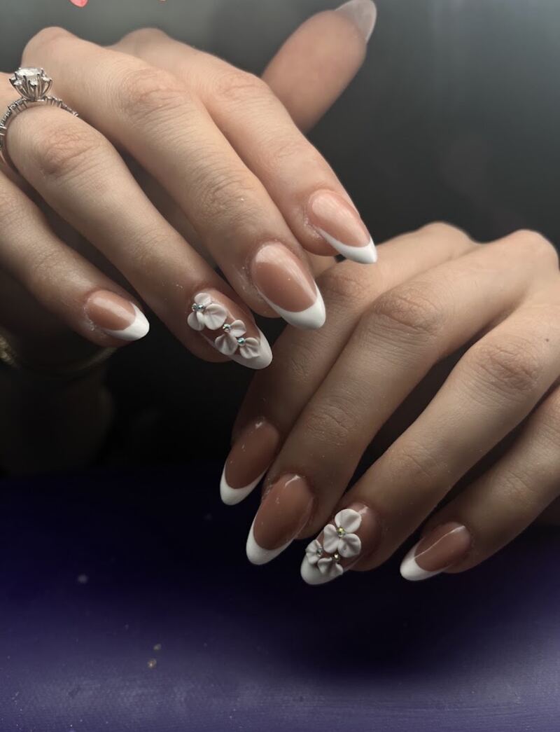 Beyaz french badem tırnak, 3D çiçek ve taş detaylı, Günay Beauty Center Pursaklar
