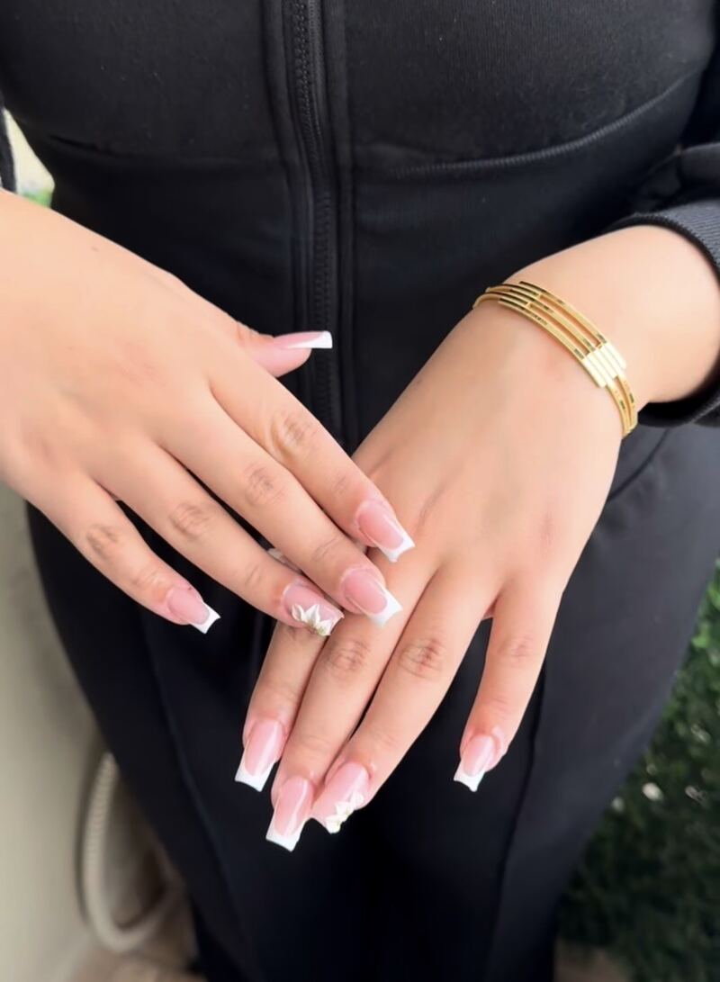 Kare french tırnak, beyaz çiçek nail art (Günay Beauty Center, Pursaklar)