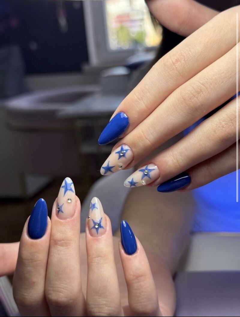 Mavi badem tırnak, yıldız desenli nail art ve taşlar (Günay Beauty Center, Pursaklar)