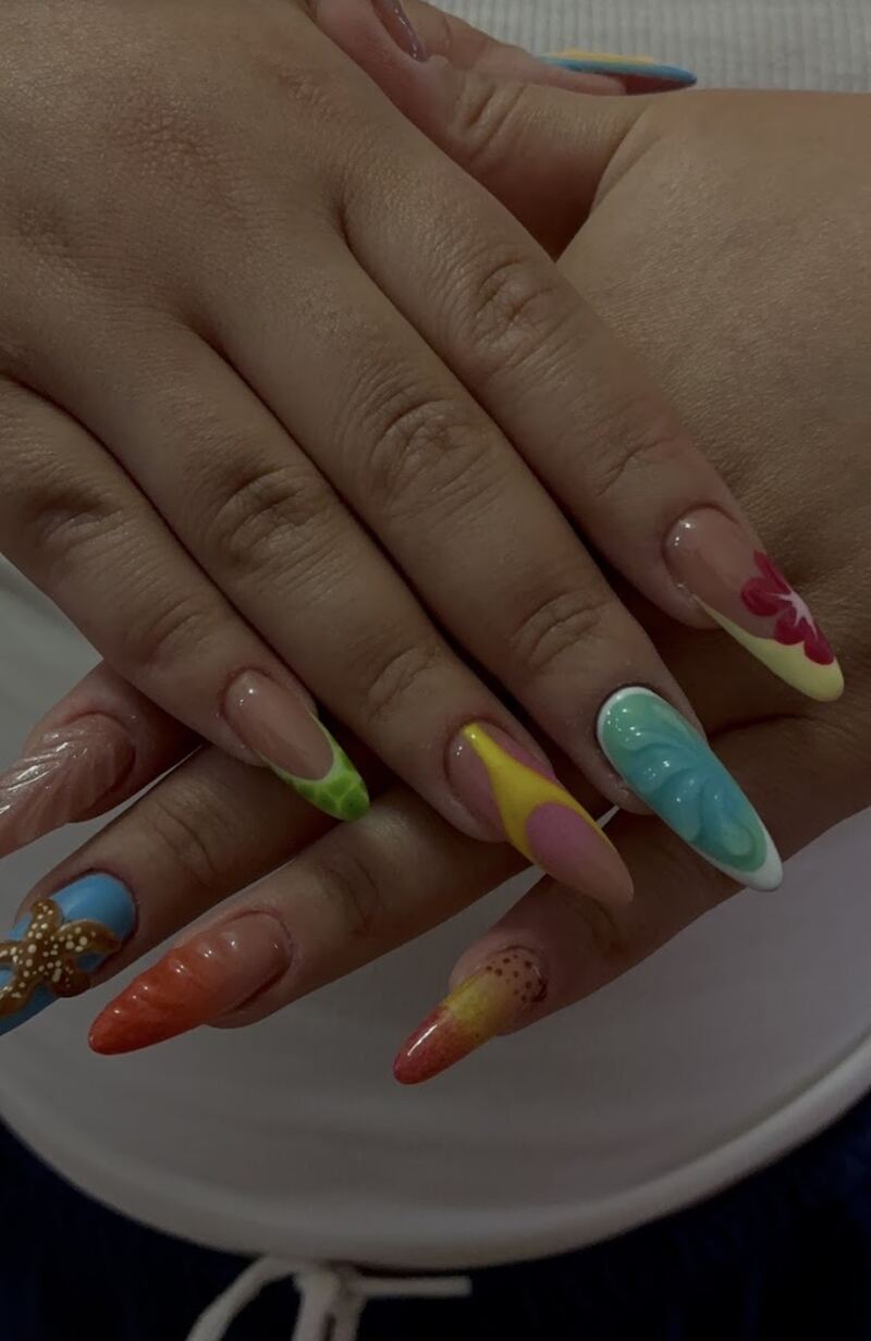 Uzun badem tırnak, renkli yaz temalı nail art (Günay Beauty Center, Pursaklar)