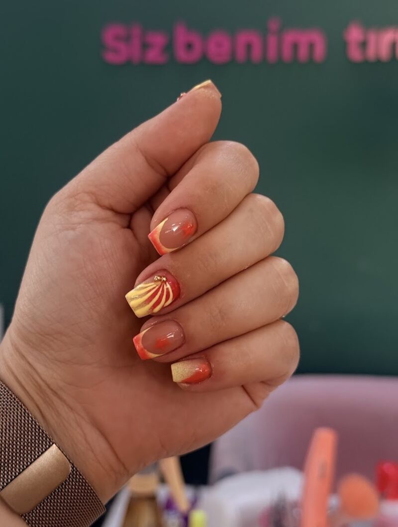 Kısa kare tırnak, turuncu sarı nail art (Günay Beauty Center, Pursaklar)